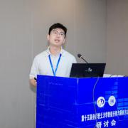 博士生曾凡在十五届全国岩土力学数值分析与解析方法研讨会作《热弹性与矿物反应对裂隙内渗流聚集行为的影响》报告